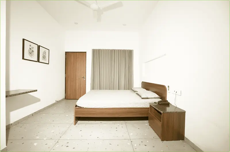 Mid room – photo 1